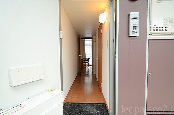 玄関(設備・仕様は号室により異なる為、現況を優先致します。)