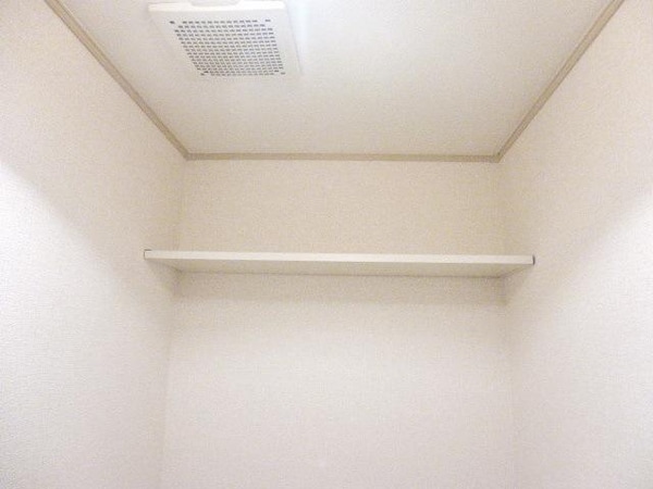 トイレ(★トイレ上部に収納スペース★)