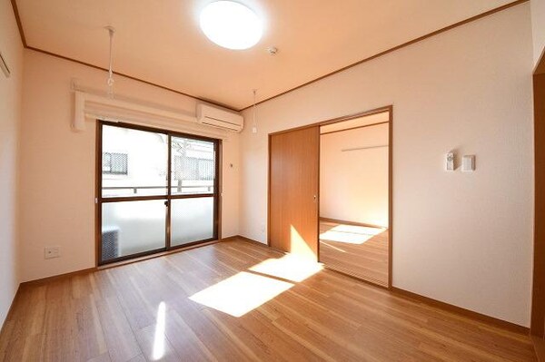 リビング・居室(★6帖の洋室・南向きでとても日当たりのいいお部屋です★)