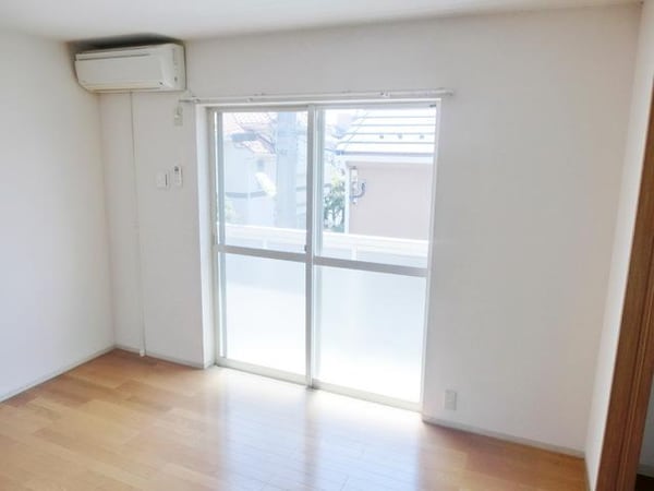 リビング・居室(★6帖の洋室・南向きで日当たりの良いお部屋・床下暖房付です★)