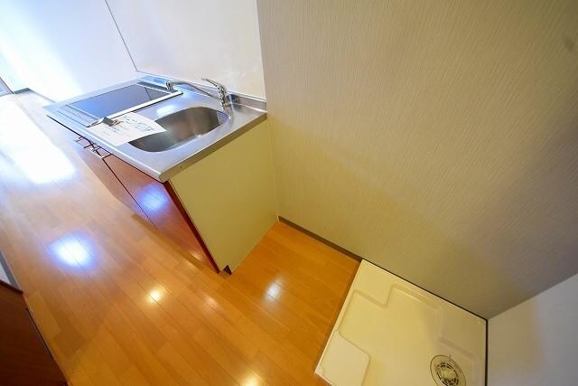 物件内観写真9　(キッチン横の冷蔵庫置場です。)