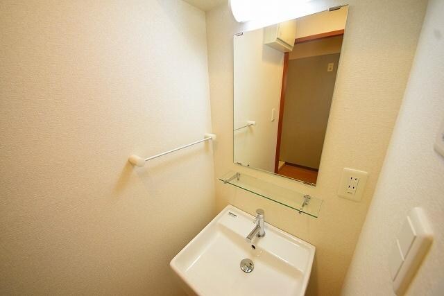 物件内観写真20　(シンプルで綺麗な独立洗面台です。)