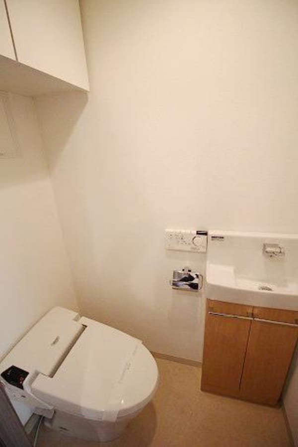 トイレ(★洗浄便座・手洗い場・収納もついた落ち着くトイレです★)