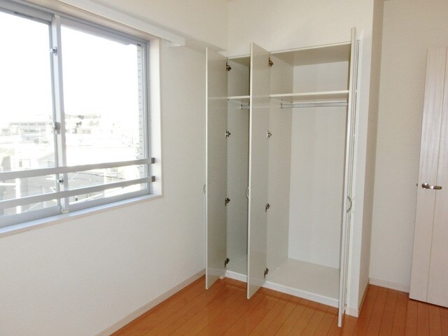 物件内観写真22　(★５帖の洋室の収納スペースです★)