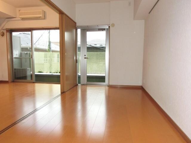 物件内観写真18　(★寝室は広めな６帖フローリングです★)