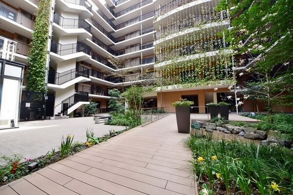 エントランス(★オートロックを抜けると自然と調和したロビーになります★)