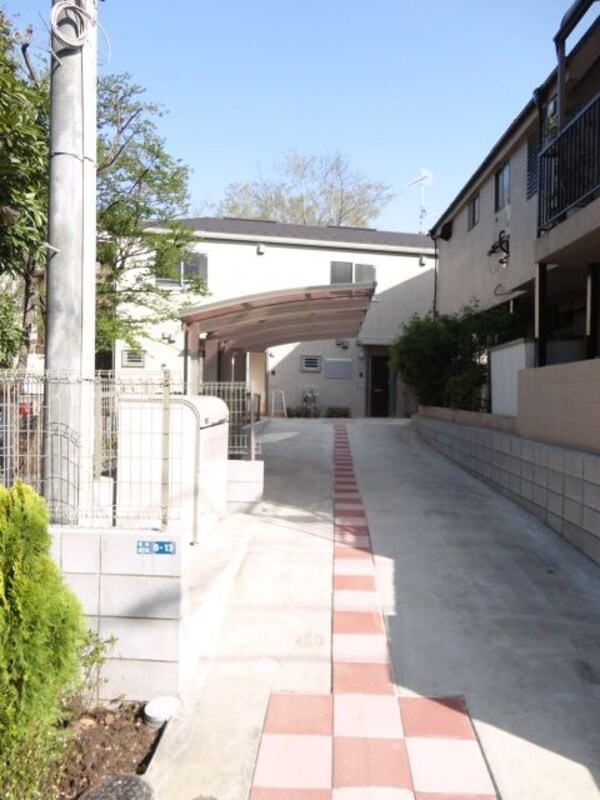 エントランス(★閑静な住宅街で落ち着いた環境です★)