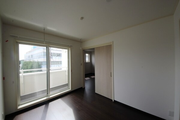 寝室(★2面採光の明るい寝室5.2帖です★)