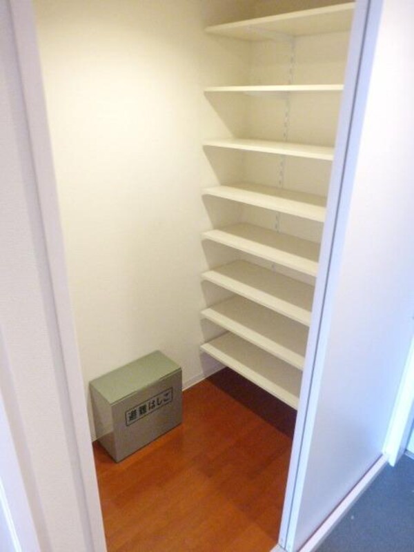 収納(★玄関脇の大容量の収納スペースです★)