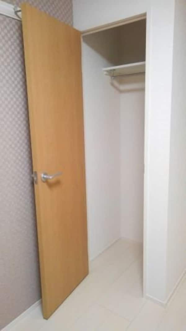 収納(ポール付き収納でコートやスーツもらくらくしまえます。)