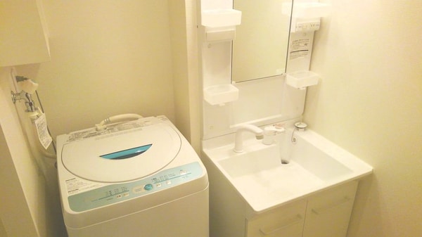 洗面(洗面所に洗濯機があるので音が部屋までもれにくいです。)