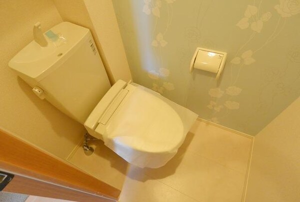 トイレ(★おしゃれな壁紙のトイレです★)