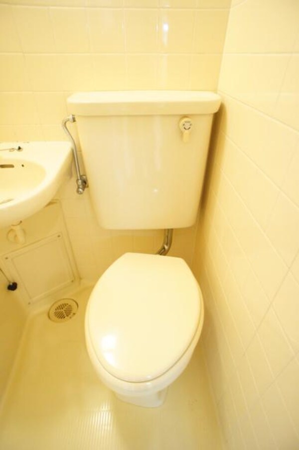 トイレ(白を基調とした空間で清潔感のあるトイレです♪)