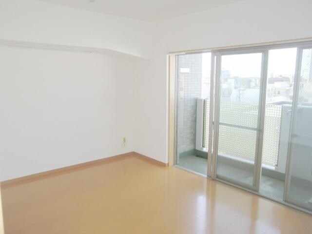 物件内観写真2　(★開放的な洋室８．８帖です★)