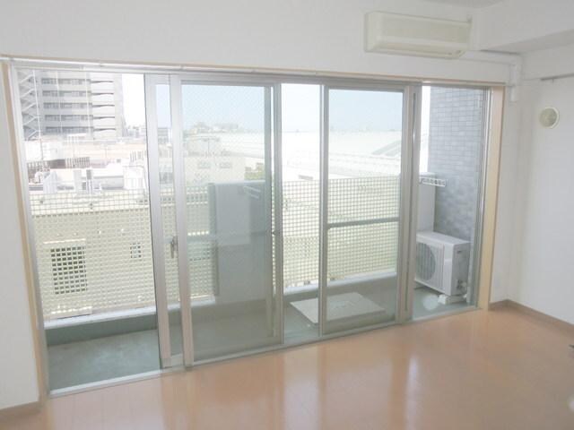 物件内観写真10　(★窓面も大きく明るい洋室です★)