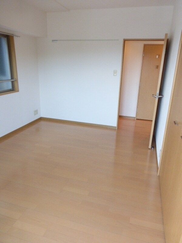 その他室内・内装(★角部屋二面採光の6帖の洋室・きれいなフローリングです★)