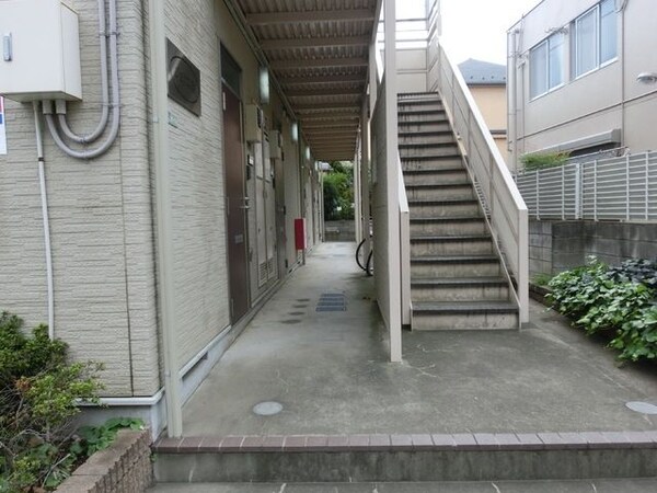 エントランス(★自転車は階段下に置けます★)