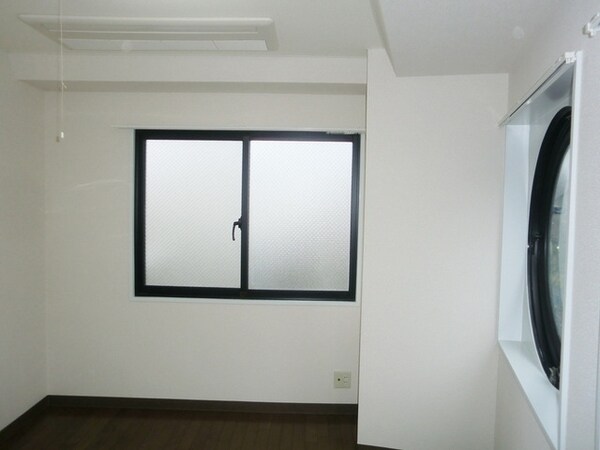 その他室内・内装(★玄関先のお部屋です★窓が多く明るいお部屋です★)