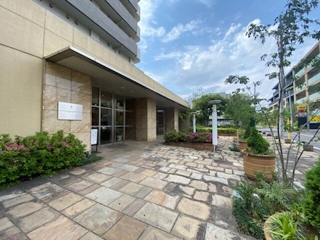 物件内観写真3　(1F部分はお洒落なコーヒーショップ)