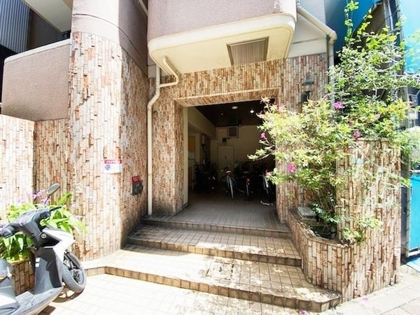 エントランス(人気の世田谷区で住環境良好)
