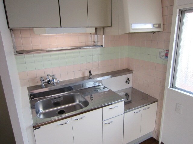 物件内観写真4　(★小窓付きキッチンです★)