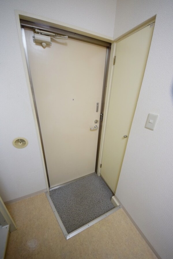 玄関(※別号室の参考写真となります。)