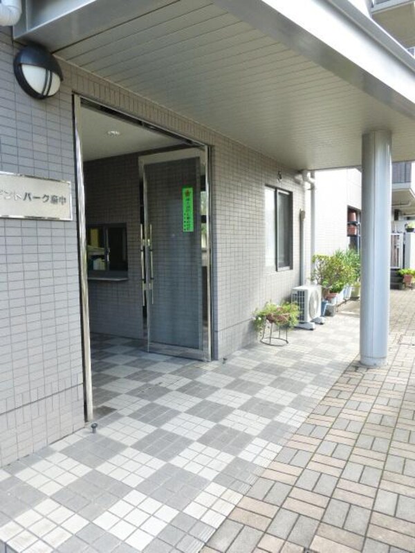 エントランス(奇麗に清掃されています)
