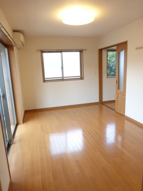 その他室内・内装(★広々8帖のフローリングの洋室です★)