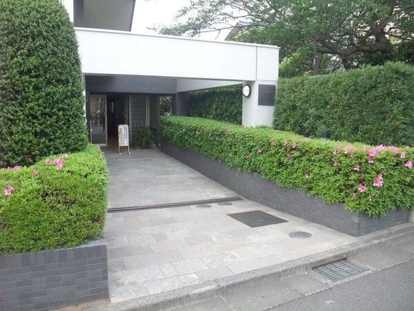 エントランス(★植栽もあり綺麗なエントランスです★)