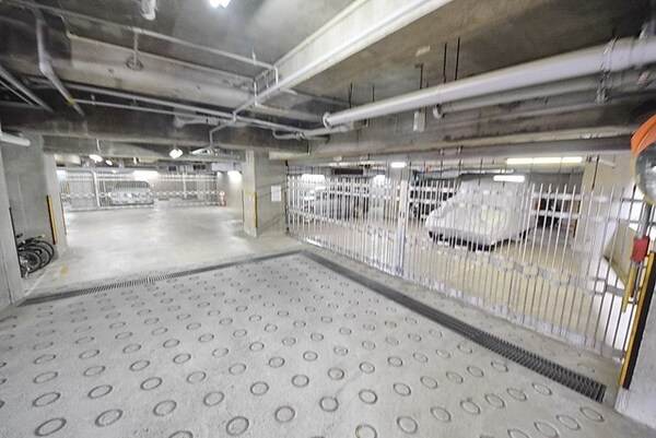 駐車場(♪地下平置き駐車場があります♪)