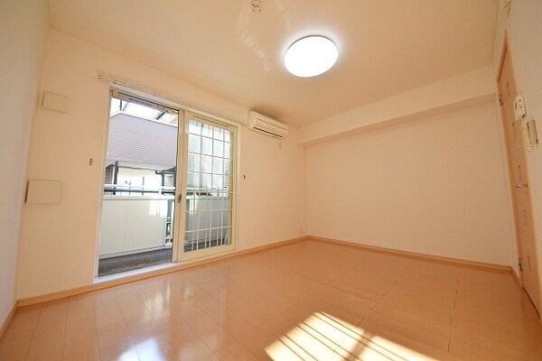 リビング・居室(★7.3帖の洋室・南向きで日当たりのいいお部屋です★)