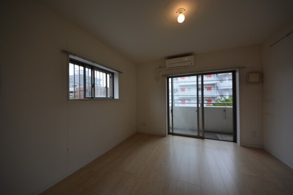 リビング・居室(横の窓は角部屋のみ)