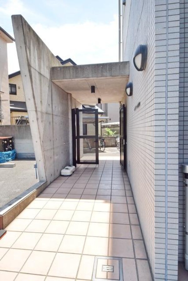 エントランス(★鶴川街道に面した見通しの良いエントランス★)