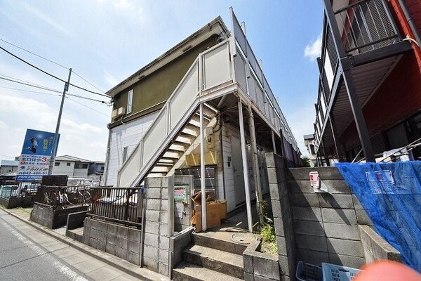 外観(★バス路線沿い・コンビニ至近・駅徒歩9分です★)