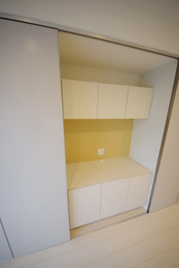 収納(★棚が収納の間にあります★)