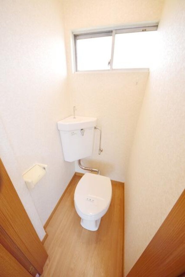 トイレ(★窓付きで換気のしっかりできますね★)