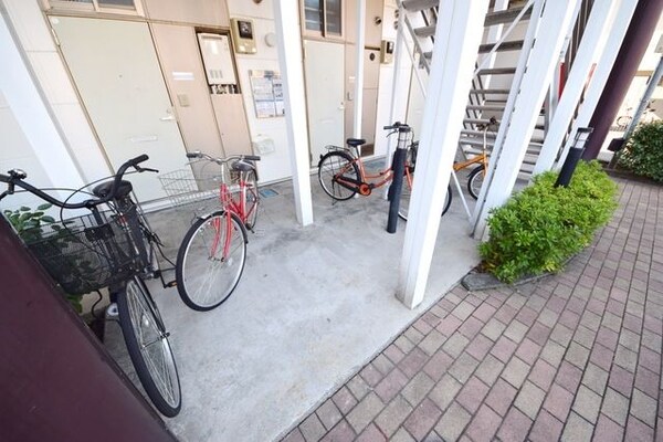 玄関(★階段下に自転車を置けば雨ざらしになりません★)