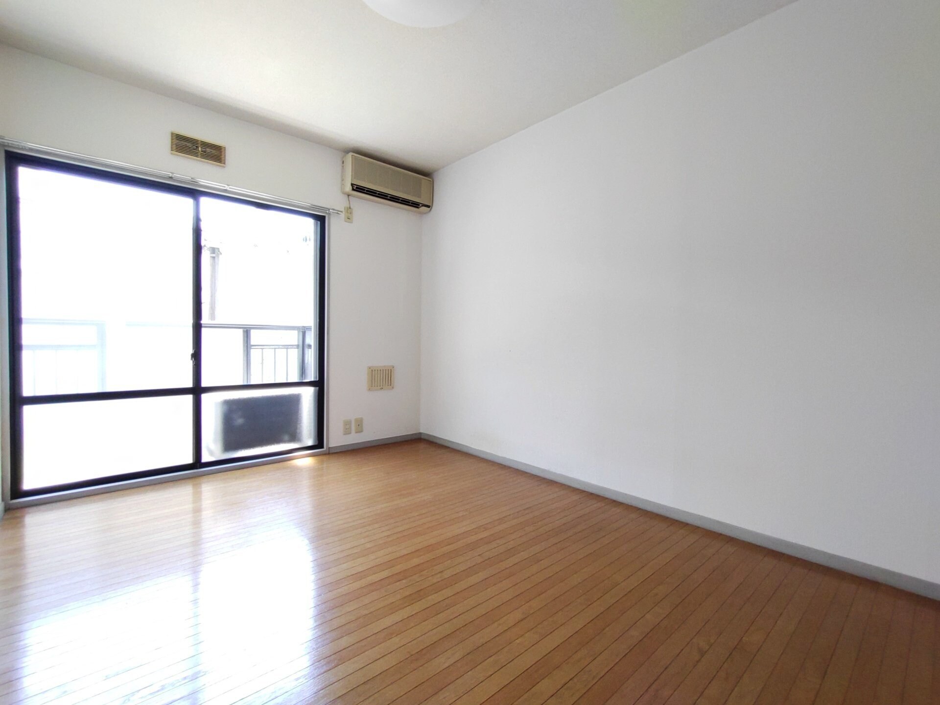 物件内観写真2　(リビング/居室)