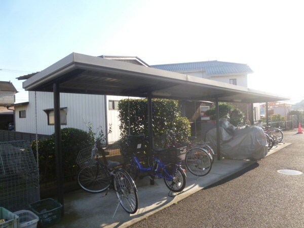 共有部分(★やっぱり屋根つき駐輪場は良いですね★)
