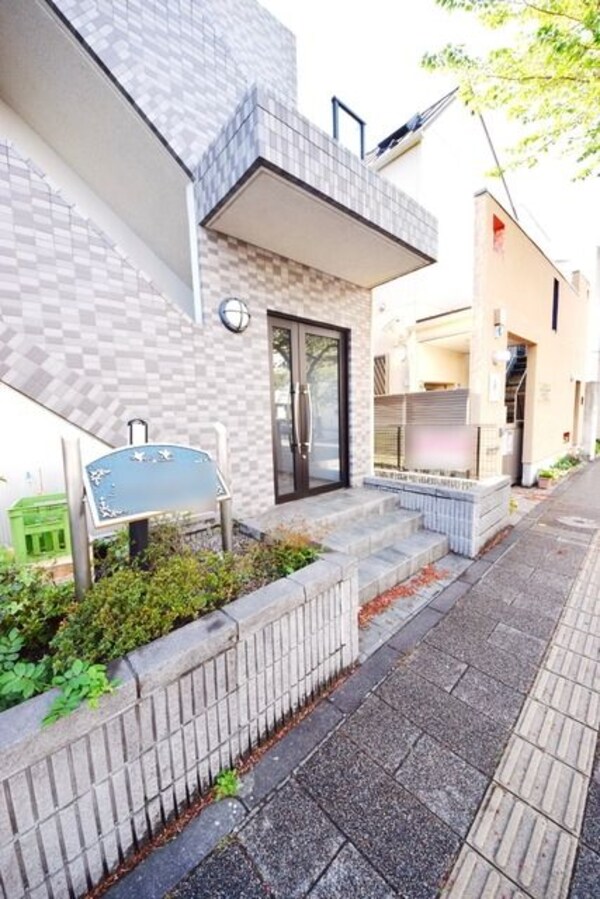 エントランス(★屋根つきエントランス入り口です★)