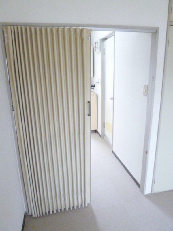 設備(～キッチンと居室を仕切るカーテンレール～)