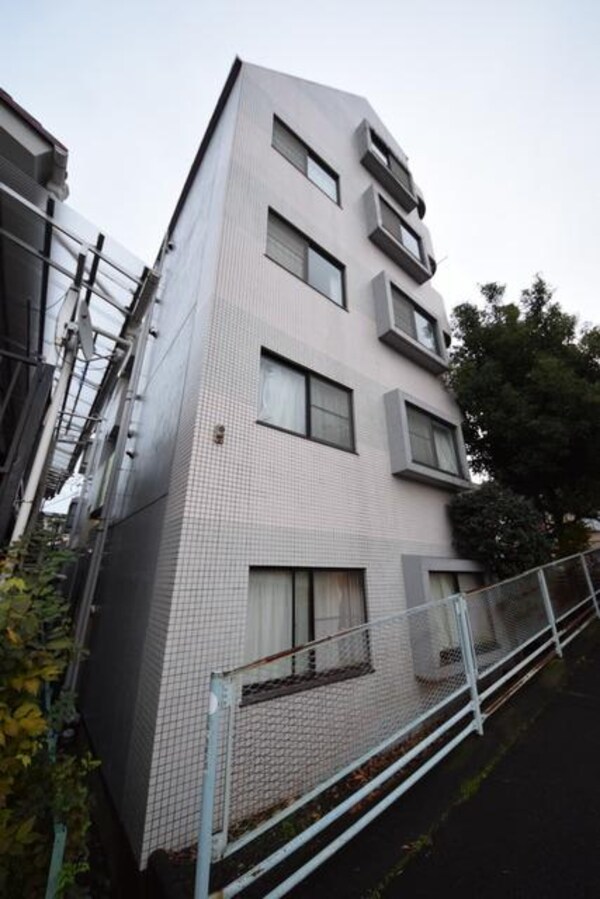 外観(♪近隣に川が流れマイナスイオンたっぷりの住環境です♪)