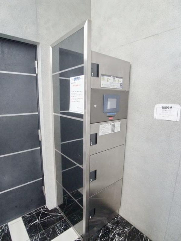 エントランス(♪通販生活には欠かせない宅配ＢＯＸ付き♪)