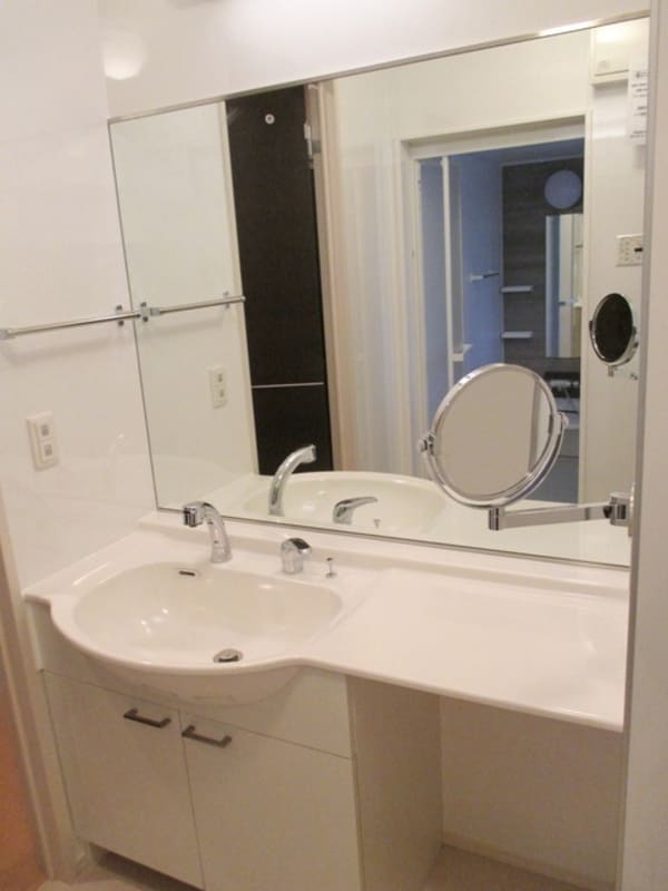 洗面(★大きな鏡の付いた広い洗面所です★)