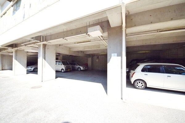 駐車場(★屋根つき駐車場ございます★)