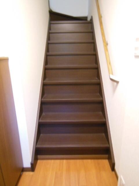 物件内観写真17　(☆室内階段で２階へ☆)