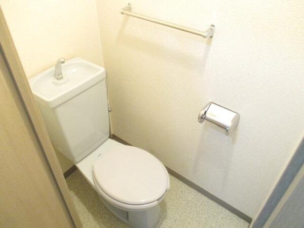 トイレ(あまり掃除しないと運が下がるかも)