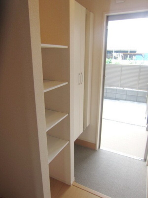 玄関(★大きなシューズＢＯＸです★)