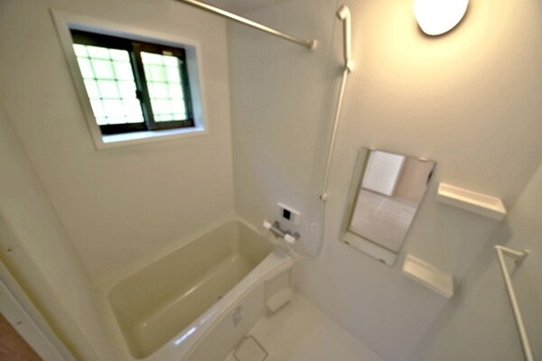 バス／シャワールーム等(★窓付きで換気も出来るお風呂です★)
