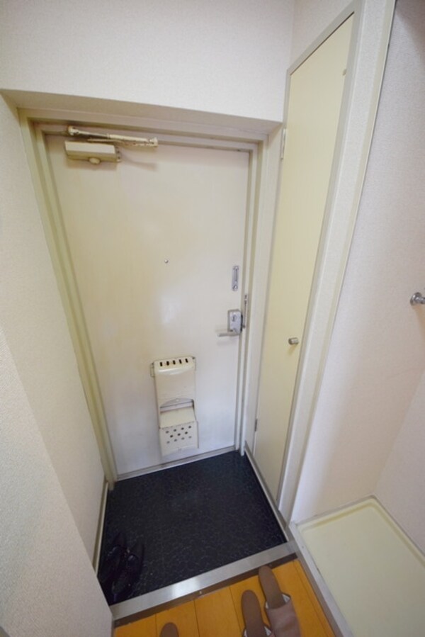 玄関(同建物別号室別タイプ参考写真です)